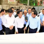 ハノイ環状1号線の建設現場を視察したハノイ人民委員会党委員会のチャン・ドゥック・タン書記
