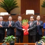チャン・タイン・マン国会議長から花束を受け取るレ・ミン・フン首相と6人の副首相