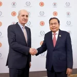 トルコ議会のヌマン・クルトゥルムシュ議長とベトナムのチャン・タイン・マン国会議長
