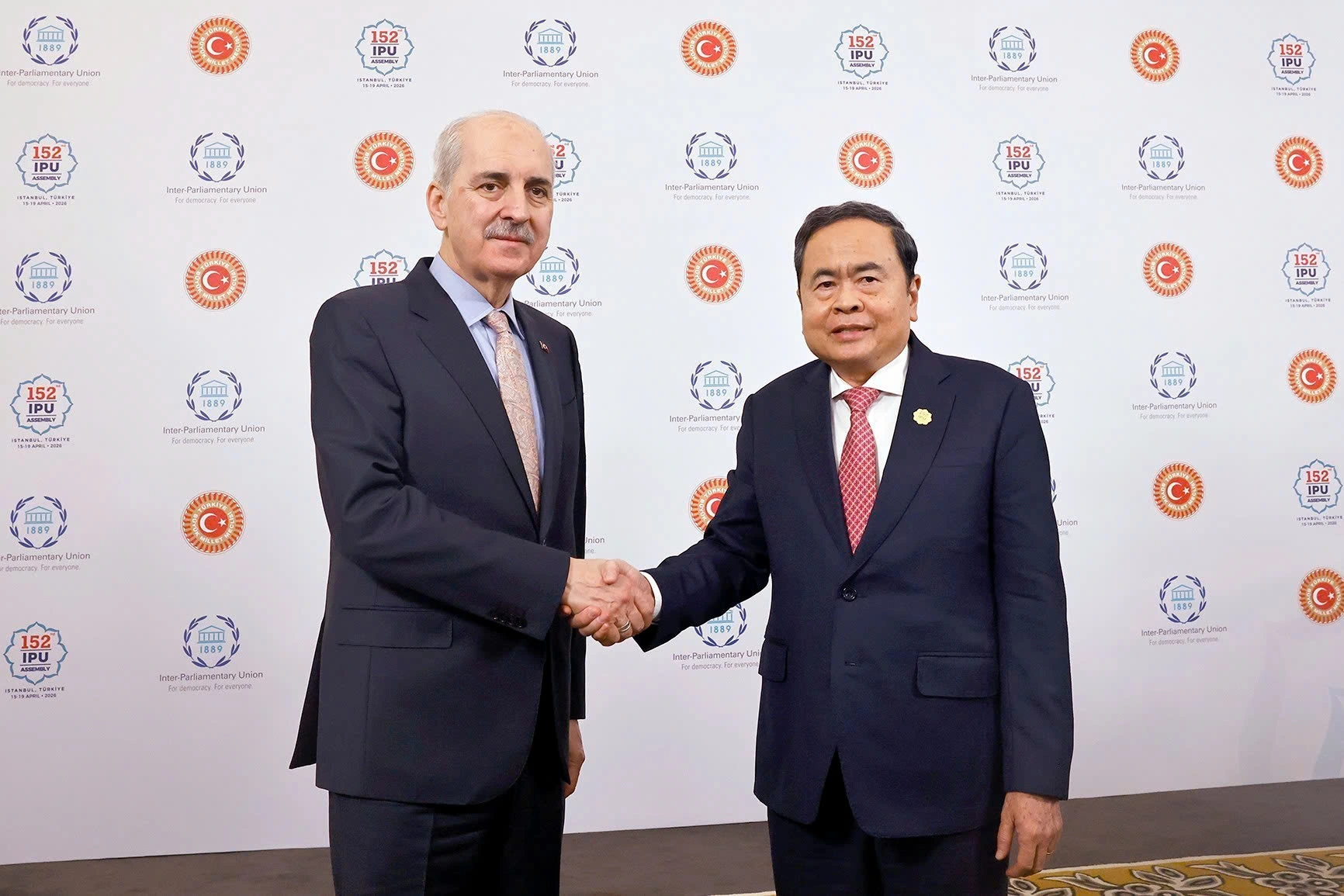 トルコ議会のヌマン・クルトゥルムシュ議長とベトナムのチャン・タイン・マン国会議長