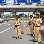 ホーチミン市内の道路でスピード違反の取り締まりをする交通警察官