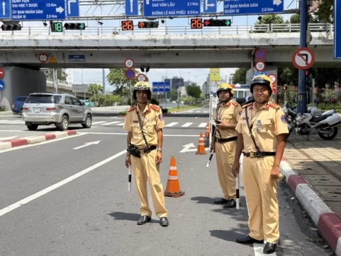 ホーチミン市内の道路でスピード違反の取り締まりをする交通警察官