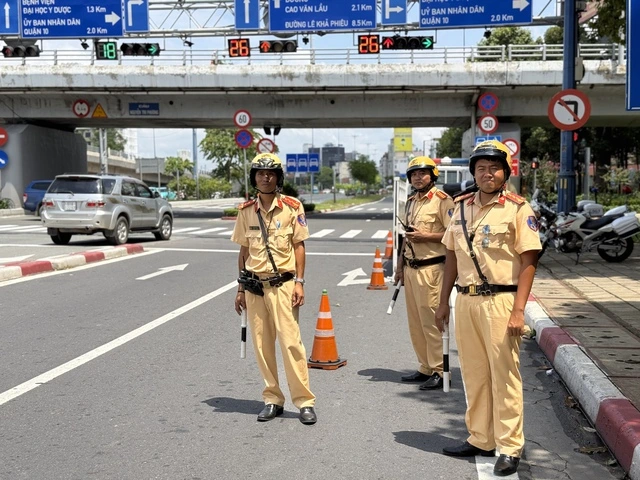 ホーチミン市内の道路でスピード違反の取り締まりをする交通警察官
