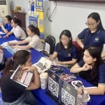 ホーチミン市の就職フェアで企業の説明を聞く求職者