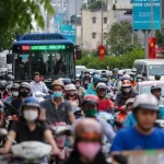 渋滞するホーチミン市内の道路を走る市バス