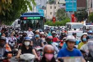 渋滞するホーチミン市内の道路を走る市バス