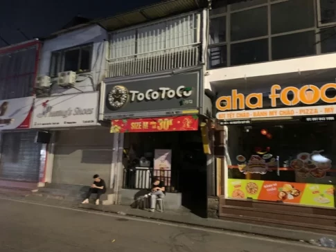 猛暑のハノイ市での停電により涼を求めて外に出る市民