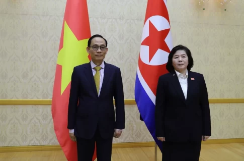 北朝鮮を訪問したベトナムのレ・ホアイ・チュン外相と北朝鮮のチョウ・ソン・フイ外務大臣