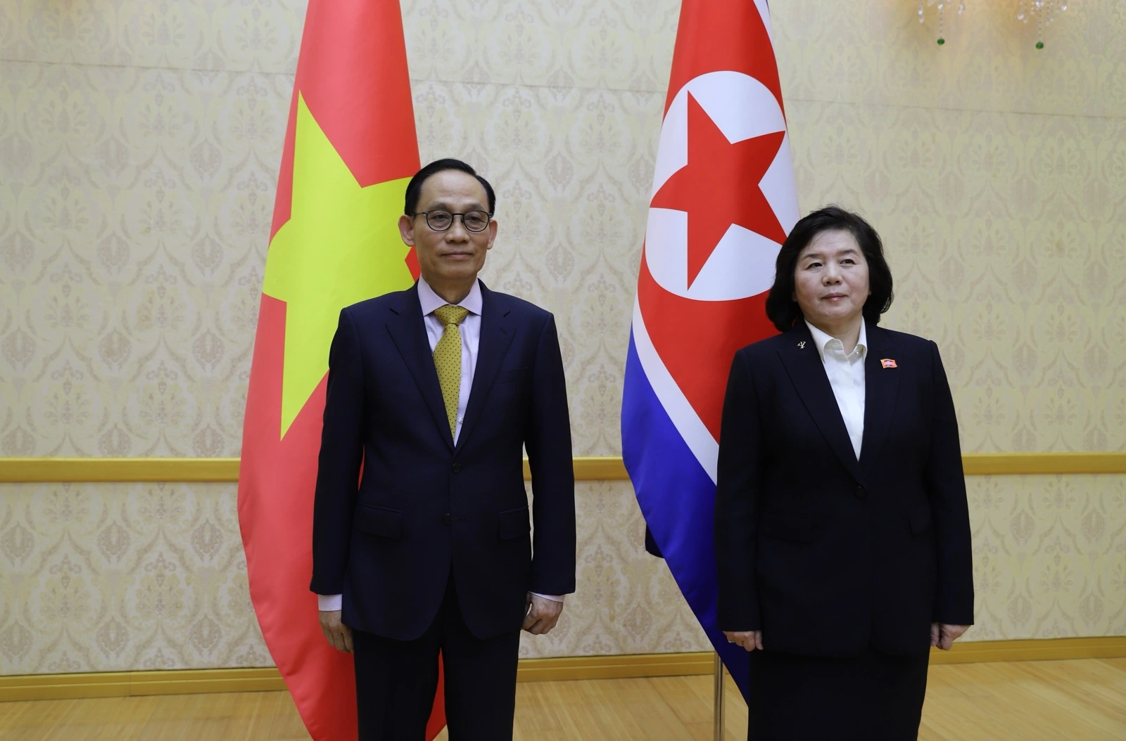 北朝鮮を訪問したベトナムのレ・ホアイ・チュン外相と北朝鮮のチョウ・ソン・フイ外務大臣
