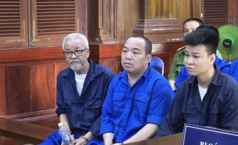 警察官らを恐喝した罪で実刑判決を受けた元ジャーナリストの被告