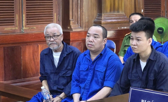 警察官らを恐喝した罪で実刑判決を受けた元ジャーナリストの被告