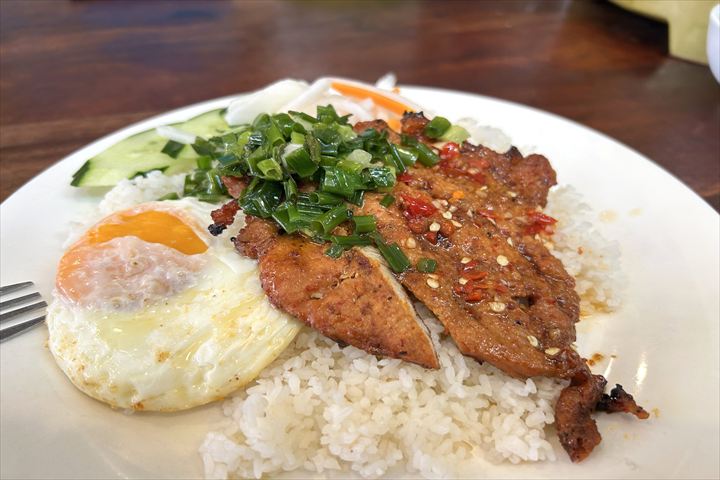 焼いた豚肉をご飯に載せるベトナム定番料理のコムタム