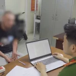 ニャチャンで交通死亡事故を起こし警察の取調べを受けるロシア人