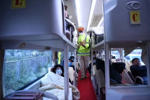 ベトナムの寝台型長距離バスの車内