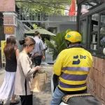 配車アプリBeの配達サービスを利用するベトナムの女性