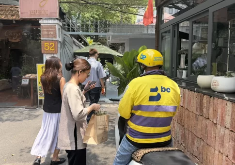 配車アプリBeの配達サービスを利用するベトナムの女性