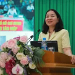 有権者との意見交換会で発言するホーチミン市祖国戦線常任副主席のチューン・ティ・ビック・ハイン氏