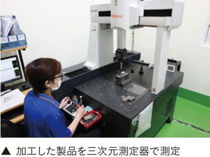 加工した製品を三次元測定器で測定するイコールベトナムの社員