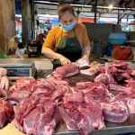 ベトナム国内の消費者物価指数が上昇する中で豚肉を販売する市場の女性