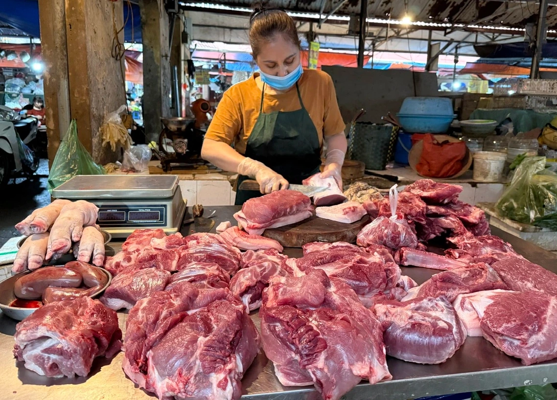 ベトナム国内の消費者物価指数が上昇する中で豚肉を販売する市場の女性