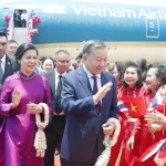 タイに到着して歓迎を受けるベトナムのトー・ラム書記長兼国家主席夫妻