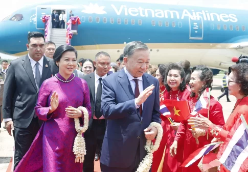 タイに到着して歓迎を受けるベトナムのトー・ラム書記長兼国家主席夫妻