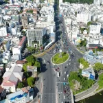 中央分離帯によって通行方式が変更されたディエンビエンフーのロータリー
