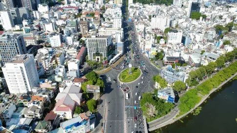 中央分離帯によって通行方式が変更されたディエンビエンフーのロータリー