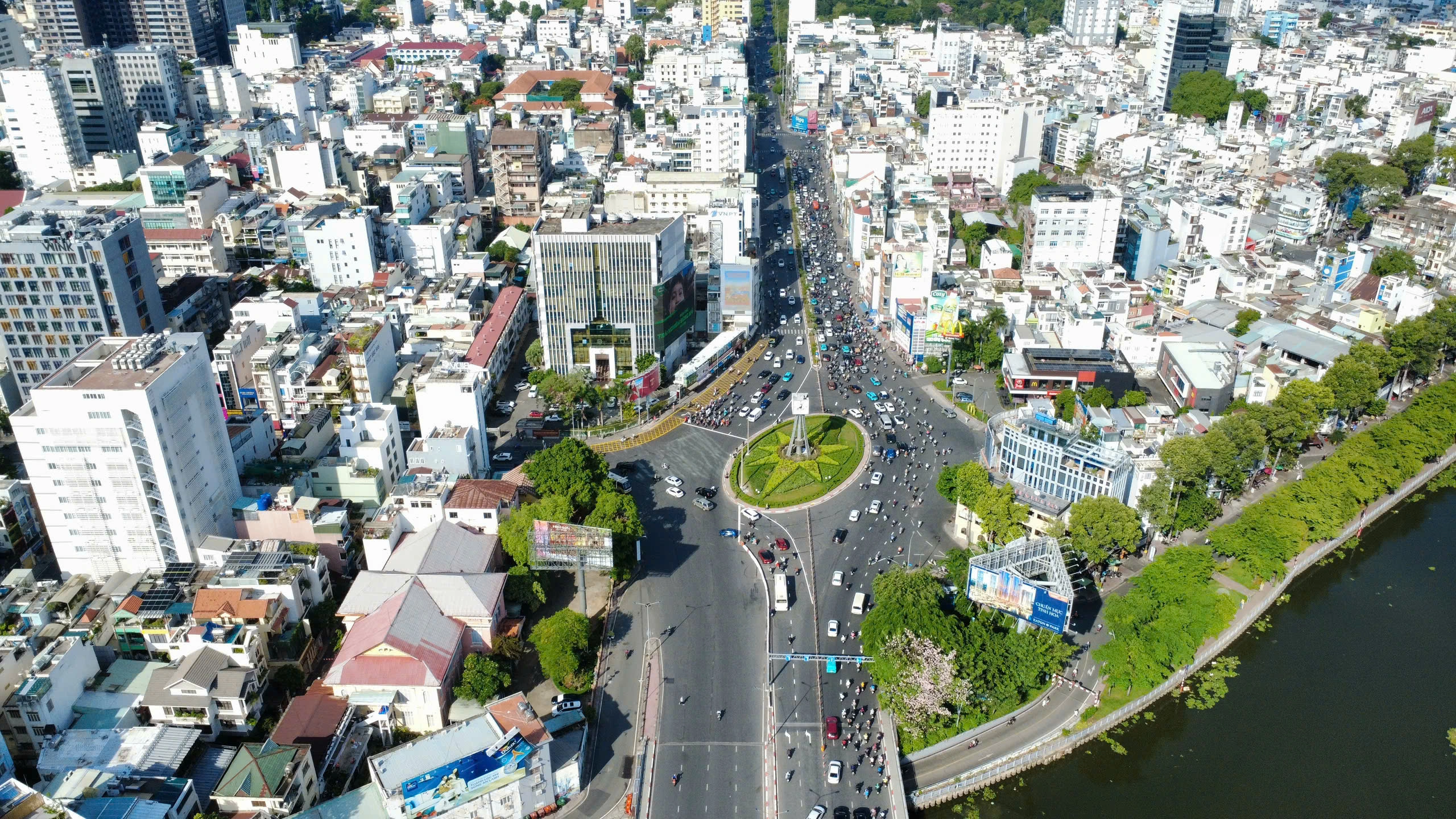 中央分離帯によって通行方式が変更されたディエンビエンフーのロータリー