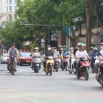 ハノイ市内を走行するバイク