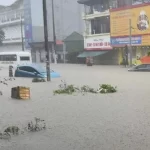 ベトナムで豪雨によって浸水した車両