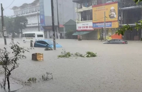 ベトナムで豪雨によって浸水した車両
