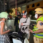 カインホア省の交通警察官に飲酒検査を要請された外国人ドライバー