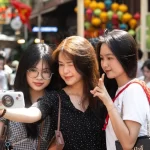 ホーチミン市で旅行を楽しむ旅行者たち