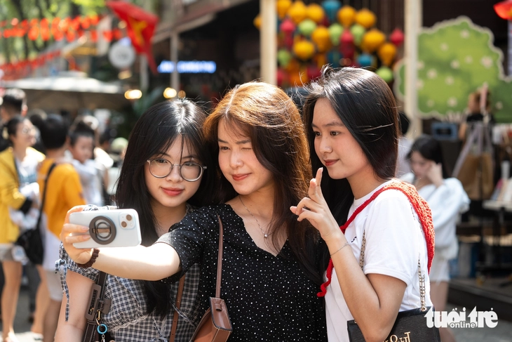 ホーチミン市で旅行を楽しむ旅行者たち
