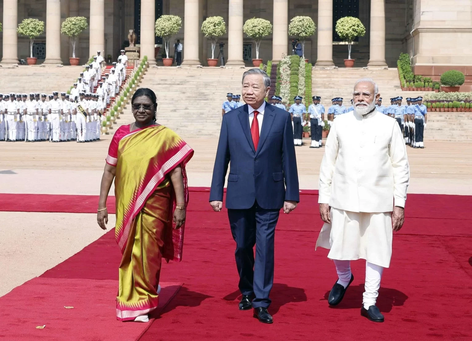 インドを公式訪問したベトナムのトー・ラム国家主席とインドのナレンドラ・モディ首相