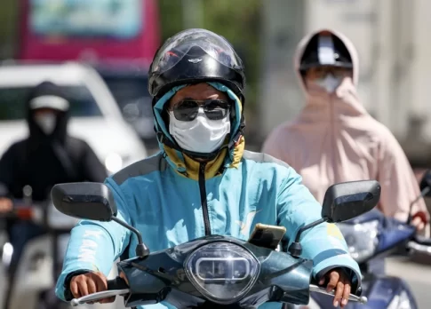 猛暑の中バイクを運転するベトナムのドライバー