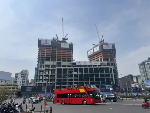 大型複合プロジェクト「One Central Saigon」の建設現場