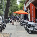 歩道占拠の取締りによって歩行者スペースが確保されつつあるホーチミン市の歩道