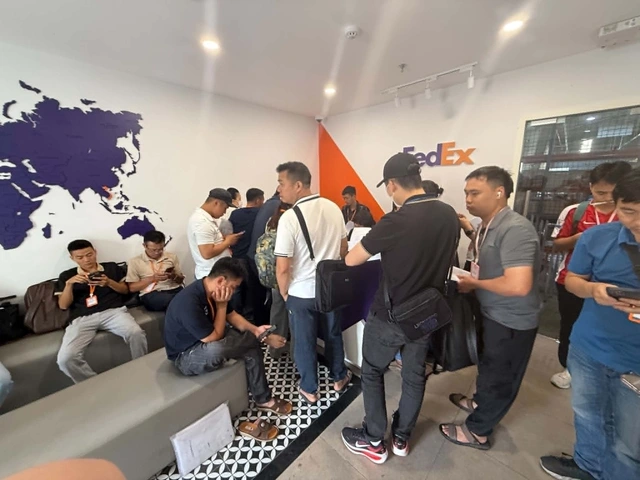 貨物遅延問題の解決のためFedExベトナムのカウンターに並ぶ利用客