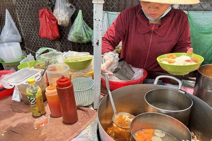 ベトナム人の朝の胃袋を満たす屋台
