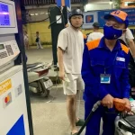 ベトナムでエタノール混合ガソリンE10を給油する市民