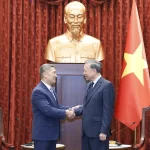 ハノイで会談した米国海軍長官代行を務めるフン・カオ氏とベトナムのトー・ラム書記長兼国家主席