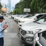 ホーチミン市で駐車状況を確認する職員