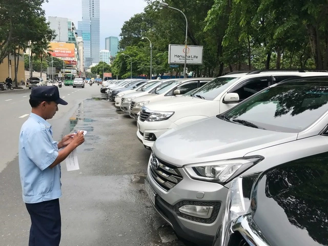 ホーチミン市で駐車状況を確認する職員