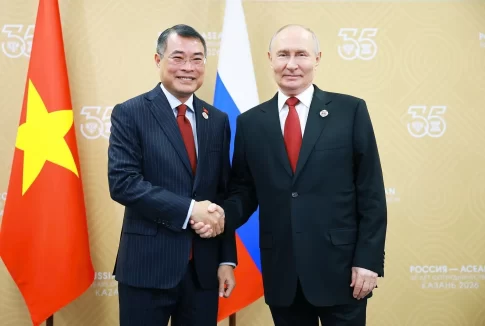 ロシアで会談したベトナムのレ・ミン・フン首相とロシアのウラジミール・プーチン大統領