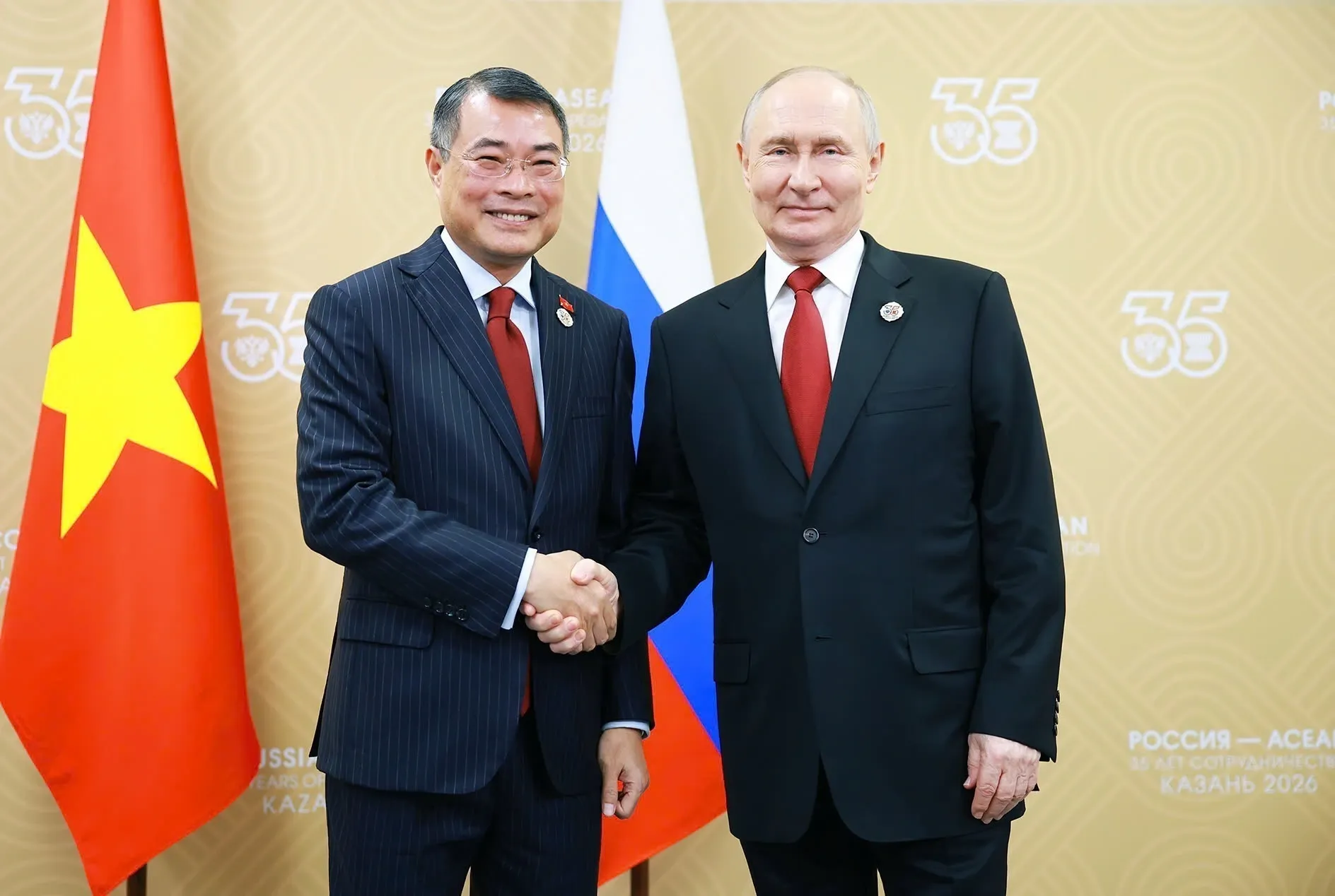 ロシアで会談したベトナムのレ・ミン・フン首相とロシアのウラジミール・プーチン大統領