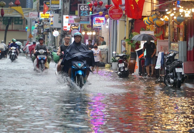 大雨によって浸水したホーチミン市中心部