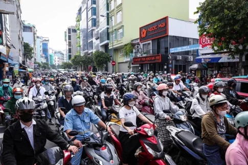 通勤時間帯に道路を埋め尽くすホーチミン市内のバイク群