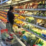 物価高騰の中スーパーマーケットで買い物するベトナムの市民